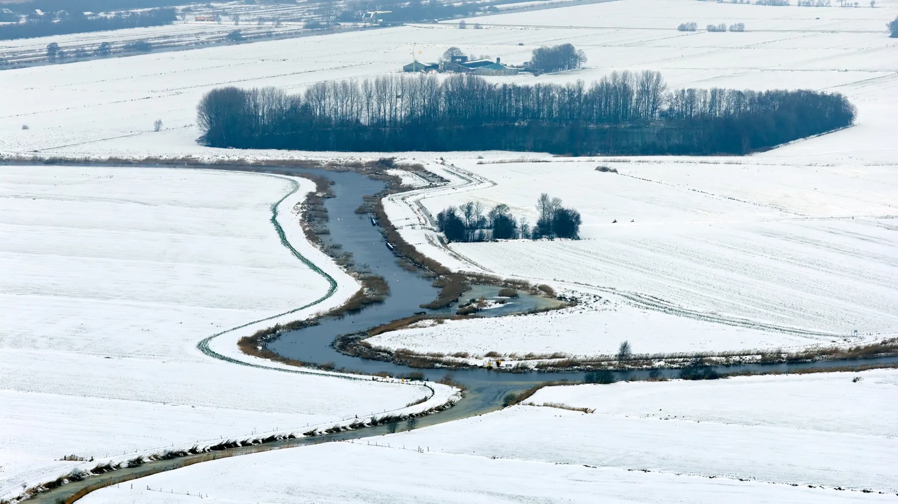 Winterlandschap met rivier